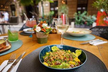 Quinoa and mango salad with white wine