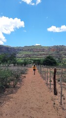 mulher em trilha no vale do catimbau, pernambuco