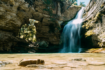 La Foradada de Cantonigròs: la cascada a la que se accede por un agujero, Osona, Cataluña © MANEL FERRANDO
