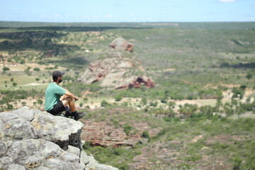 homem e pedra do cachorro sentada no vale do catimbau 