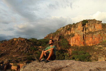 homem em por do sol no vale do catimbau, pernambuco