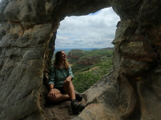 mulher na trilha das umburanas, vale do catimbau, pernamguco