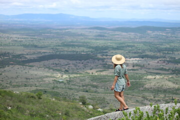 mulher no parque estadual serra negra em bezerros, pernambuco
