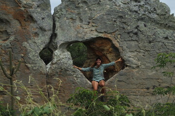 mulher em formações rochosas na trilha das umburanas, no vale do catimbau, pernambuco