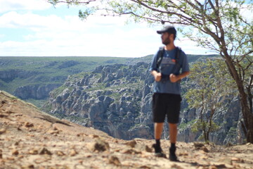 homem na trilha do chapadão no vale do catimbau, pernambuco