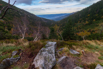 Widok z gór w Kocioł Łomniczki w Karkonoszach jesienią - Dolny Śląsk