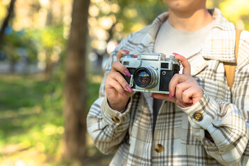 Obraz premium Tourist girl taking pictures of nature with her camera,