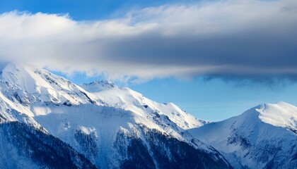 산봉우리 위로 하얀 눈과 함께 흐릿하게 드리운 구름