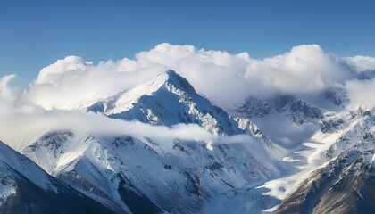 산봉우리 위로 하얀 눈과 함께 흐릿하게 드리운 구름