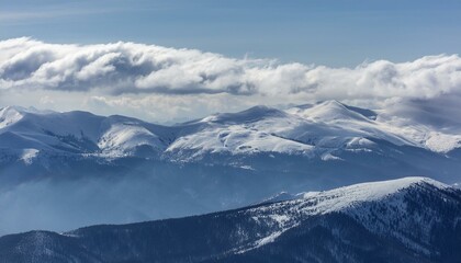 Obraz premium 산봉우리 위로 하얀 눈과 함께 흐릿하게 드리운 구름
