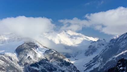 Obraz premium 산봉우리 위로 하얀 눈과 함께 흐릿하게 드리운 구름