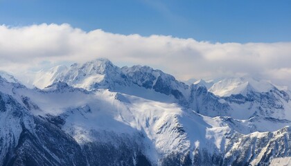 산봉우리 위로 하얀 눈과 함께 흐릿하게 드리운 구름