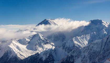 Obraz premium 산봉우리 위로 하얀 눈과 함께 흐릿하게 드리운 구름