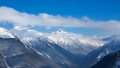 Obraz premium 산봉우리 위로 하얀 눈과 함께 흐릿하게 드리운 구름