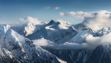 산봉우리 위로 하얀 눈과 함께 흐릿하게 드리운 구름