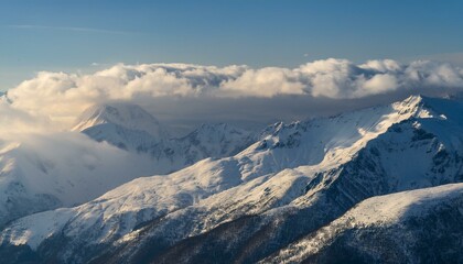 산봉우리 위로 하얀 눈과 함께 흐릿하게 드리운 구름