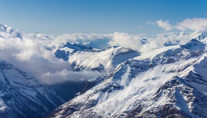 산봉우리 위로 하얀 눈과 함께 흐릿하게 드리운 구름