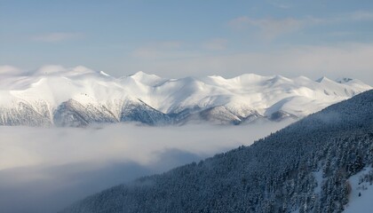 Fototapeta premium 산봉우리 위로 하얀 눈과 함께 흐릿하게 드리운 구름