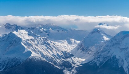 Obraz premium 산봉우리 위로 하얀 눈과 함께 흐릿하게 드리운 구름