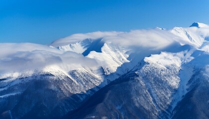 산봉우리 위로 하얀 눈과 함께 흐릿하게 드리운 구름