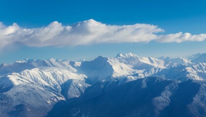 산봉우리 위로 하얀 눈과 함께 흐릿하게 드리운 구름