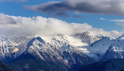 Naklejka premium 산봉우리 위로 하얀 눈과 함께 흐릿하게 드리운 구름