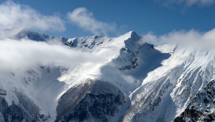 산봉우리 위로 하얀 눈과 함께 흐릿하게 드리운 구름