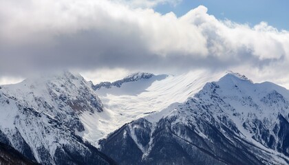 Obraz premium 산봉우리 위로 하얀 눈과 함께 흐릿하게 드리운 구름