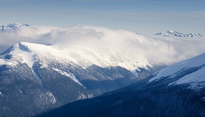 산봉우리 위로 하얀 눈과 함께 흐릿하게 드리운 구름