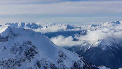산봉우리 위로 하얀 눈과 함께 흐릿하게 드리운 구름
