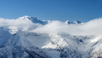 산봉우리 위로 하얀 눈과 함께 흐릿하게 드리운 구름