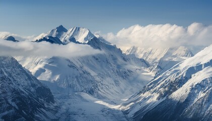 Obraz premium 산봉우리 위로 하얀 눈과 함께 흐릿하게 드리운 구름