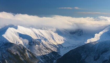 산봉우리 위로 하얀 눈과 함께 흐릿하게 드리운 구름