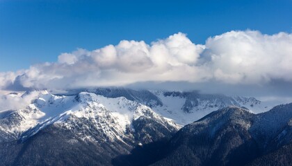 산봉우리 위로 하얀 눈과 함께 흐릿하게 드리운 구름