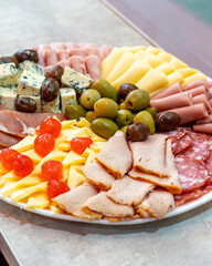 Picada gourmet con quesos, fiambres y aceitunas