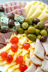 Picada gourmet con quesos, fiambres y aceitunas