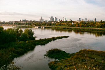 Obraz premium Vistula river and Warsaw city scape