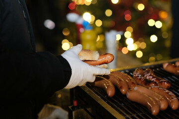 Wurst vom Grill auf dem Weihnachtsmarkt 