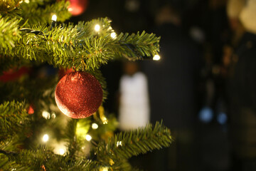 Weihnachtsbaum geschmückt mit Lichtern und Kugeln