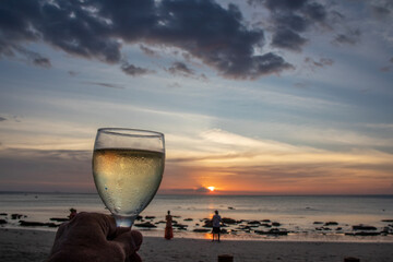 Obraz premium Cheers to the sunset, Koh Lanta, Thailand