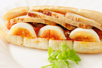 チリソースとチキンのタマゴサンド