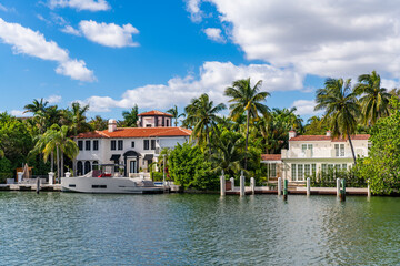 Obraz premium Hotel building architecture. Luxurious neighborhood. Modern building. Residential apartment in waterfront city. City waterfront with house. Vacation building in summer. Luxury waterfront house