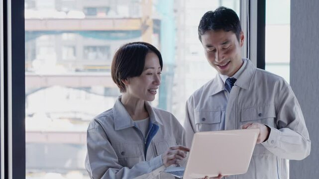 作業着を着た話すビジネスマン