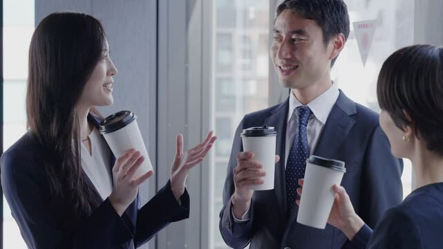 飲み物を飲み休憩するビジネスマンたち
