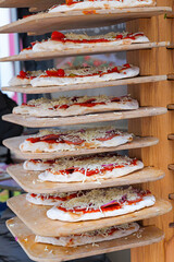 Vorbereitete Pinsa im Regal