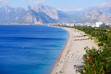 Obraz premium Konyaaltı Beach and Beydağları mountains in Antalya, Turkey