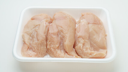 食品トレーに入った鶏ムネ肉