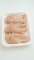 食品トレーに入った鶏ムネ肉