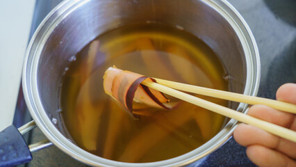 日本料理｜鰹節(厚削り)で出汁をとる