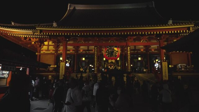 スローモーション。夜の浅草寺を参拝する人々。東京浅草。